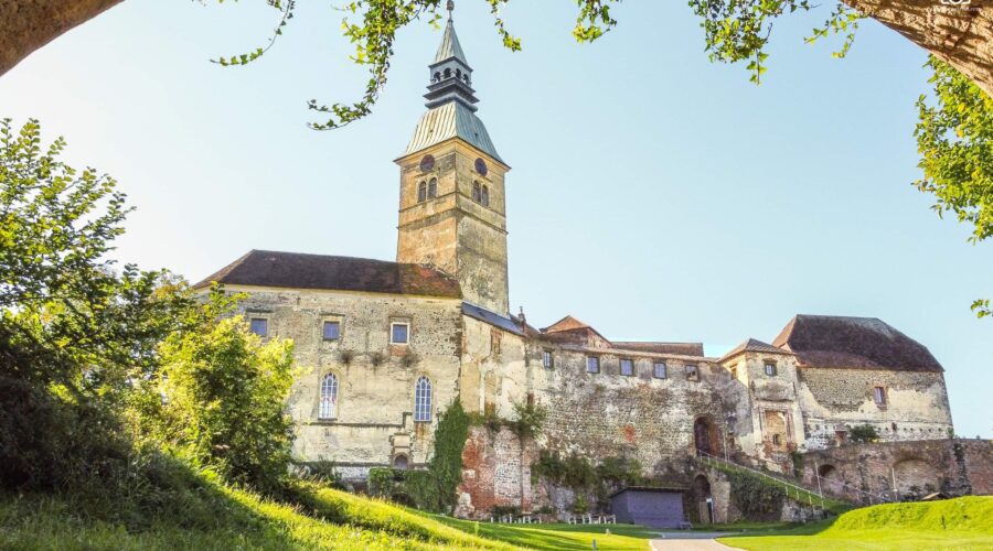 Burg Güssing: Schülerinnen und Schüler bringen die Burgglocke zurück