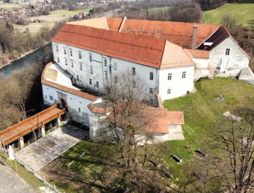 Schloss Cmurek – Museum des Wahnsinns, Trate