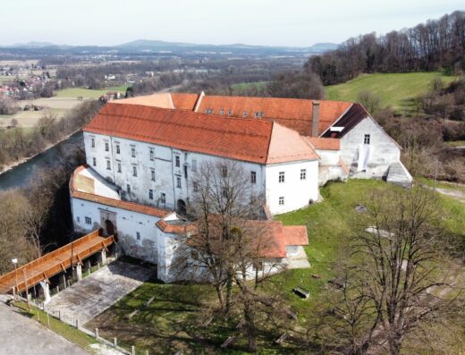 Schloss Cmurek – Museum des Wahnsinns, Trate