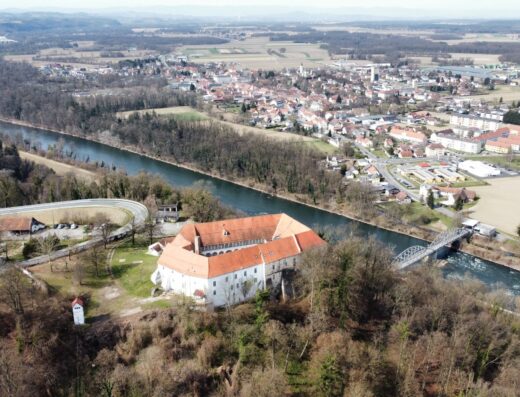 Schloss Cmurek – Museum des Wahnsinns, Trate