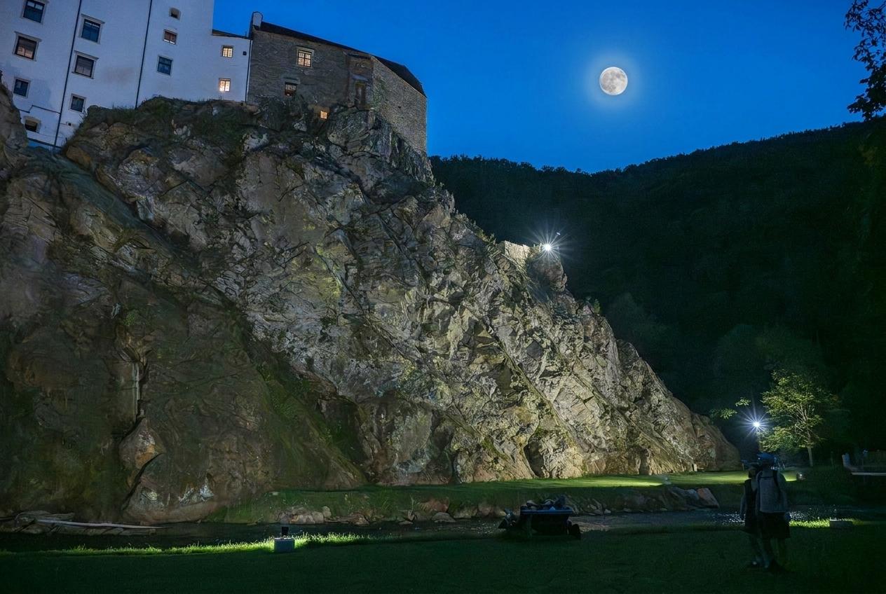 Vodeni ogled gradu Herberstein ob polni luni